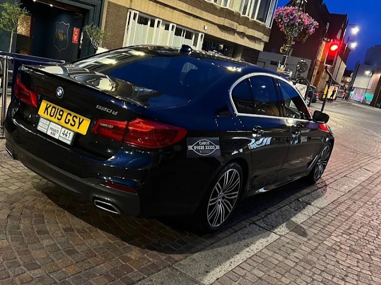Black Cabco taxi at night, waiting to pick up guests, highlighting Cabco Taxi and Private Hire operator in Newbury and Thatcham.